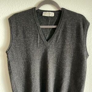 Vintage Gap Dark Gray Vest
100% Virgin Wool, made in Italy.